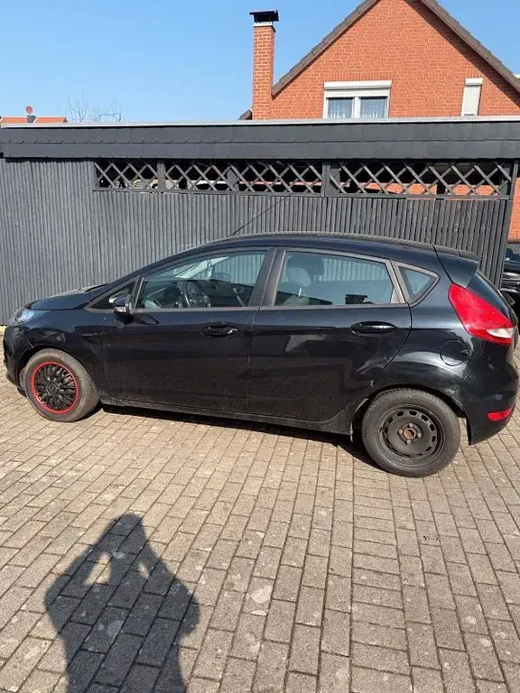 Gebraucht Ford Fiesta 95 PS (69 kW) 2012 Schwarz Limousine
