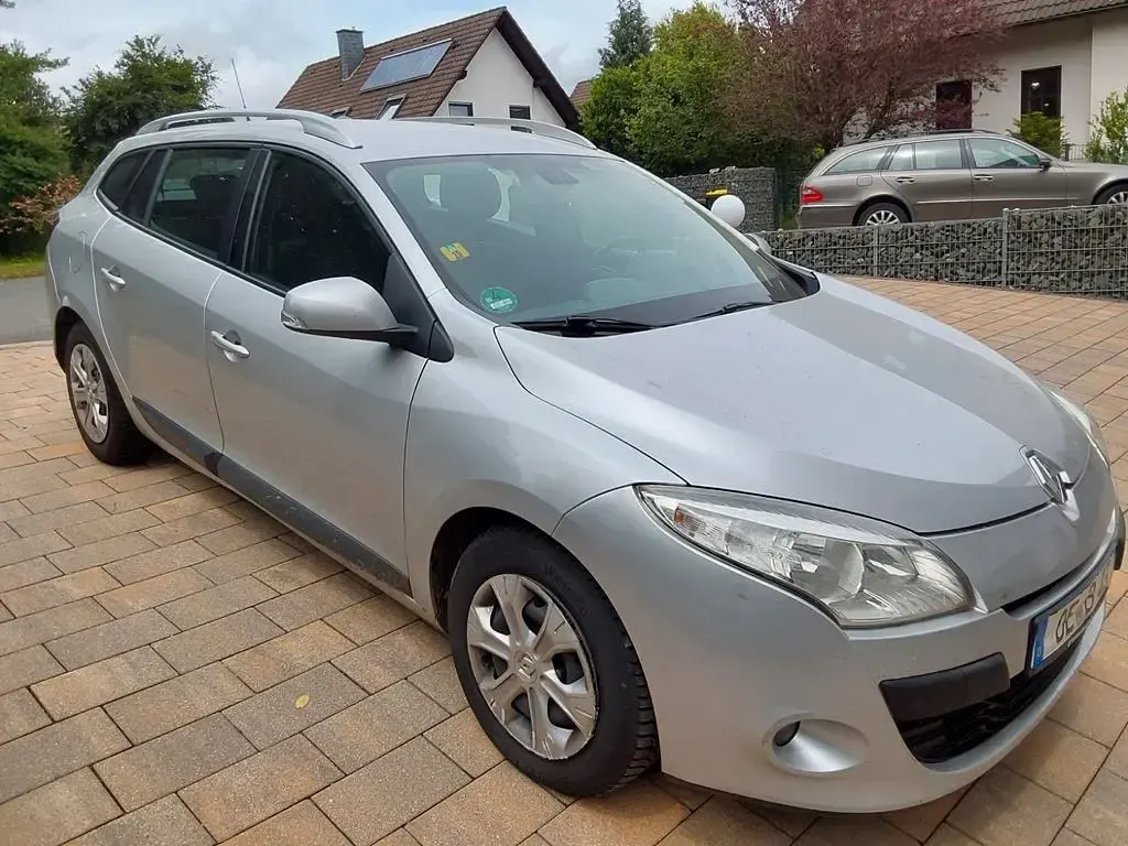 Gebraucht Renault Mégane Dynamique 106 PS (77 kW) 2011 Silber Limousine
