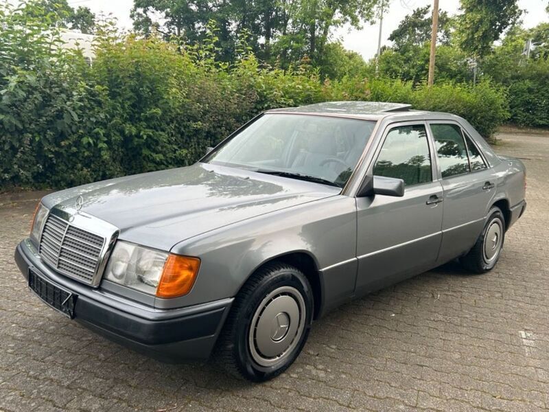 Grau Gebraucht 1989 Mercedes E200 Limousine | 3.490 € - Bild 1/4