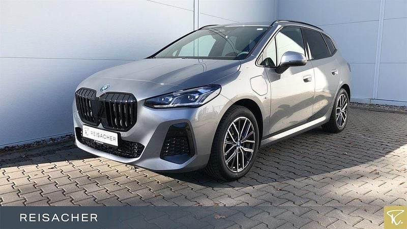 Skyscraper grau metallic Neu 2025 BMW 230e Active Tourer M Sport Van / Kleinbus | 50.790 € (Superpreis) - Bild 1/4