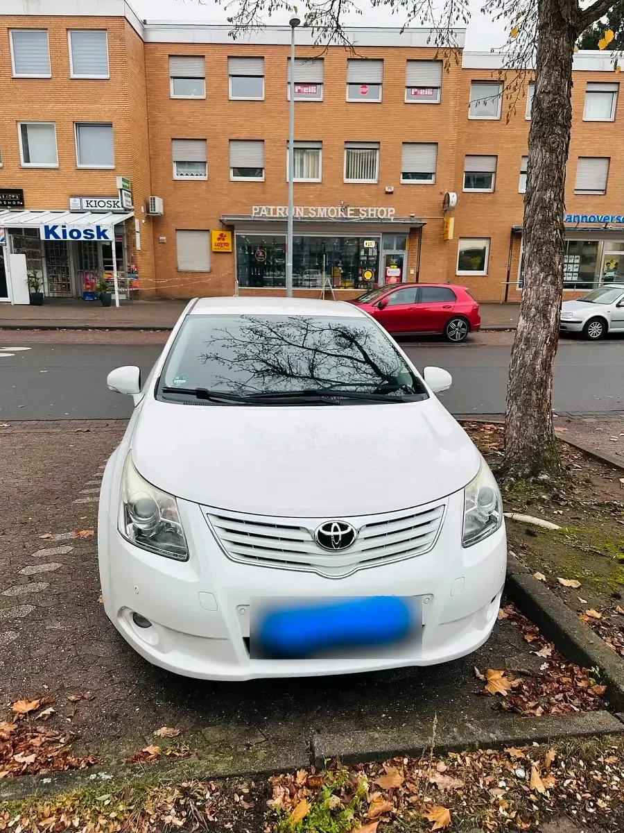 Gebraucht Toyota Avensis 150 PS (110 kW) 2010 Weiß Limousine