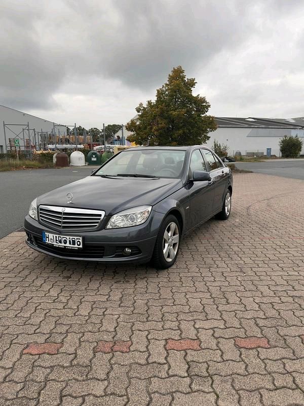 Grau Gebraucht 2011 Mercedes C220 Limousine | 8.000 € (Superpreis) - Bild 1/4