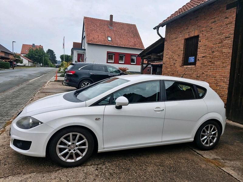 Weiß Gebraucht 2010 Seat Leon Kleinwagen | 2.750 € (Guter Preis) - Bild 1/4