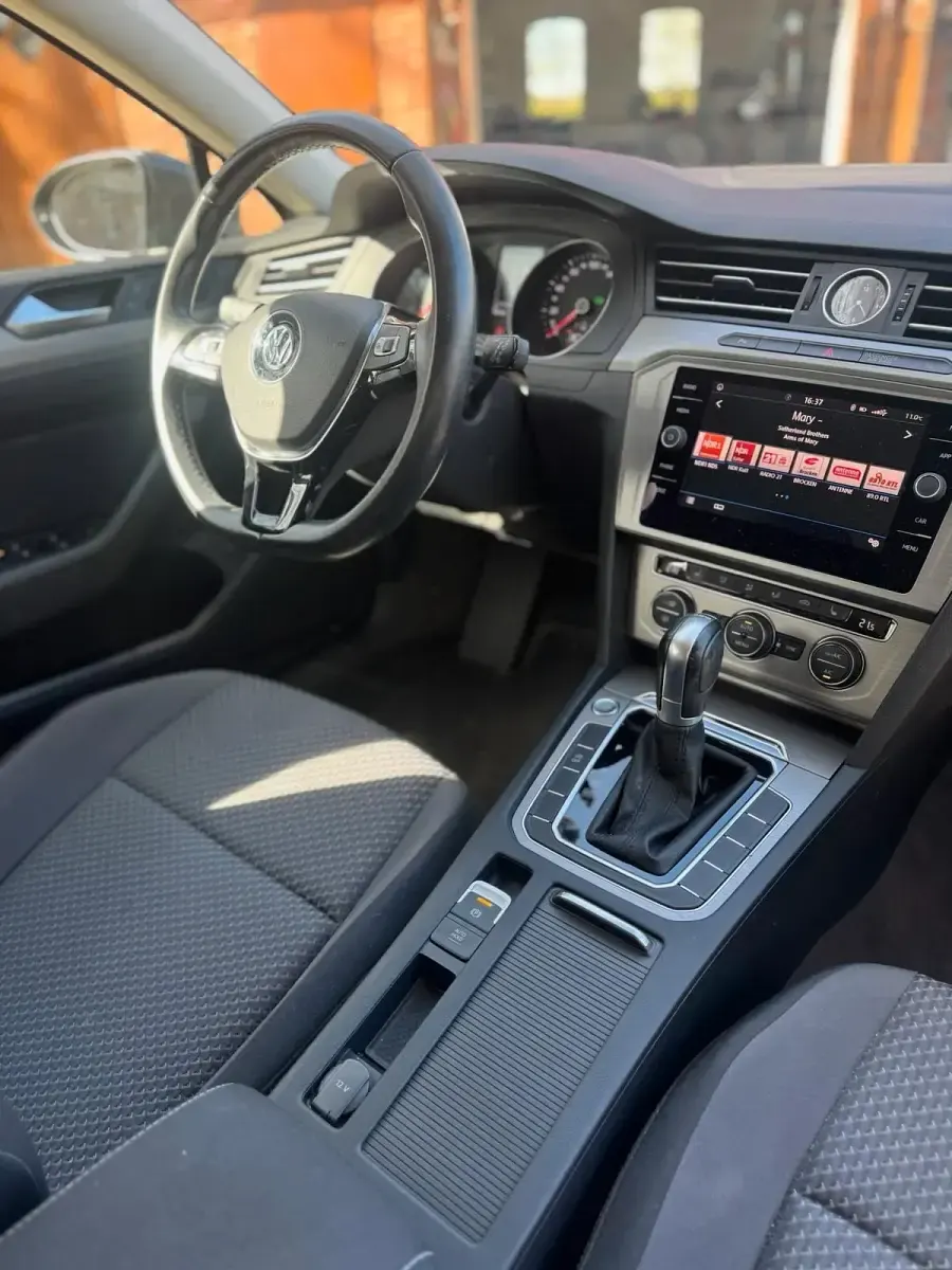 Gebraucht VW Passat 150 PS (110 kW) 2018 Braun Kombi