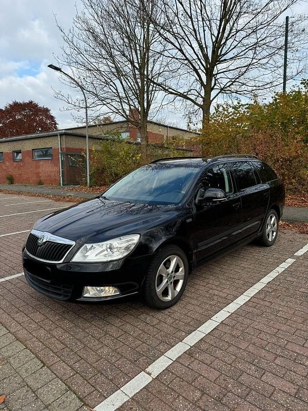 Schwarz Gebraucht 2012 Skoda Octavia Kombi | 4.890 € (Guter Preis) - Bild 1/4
