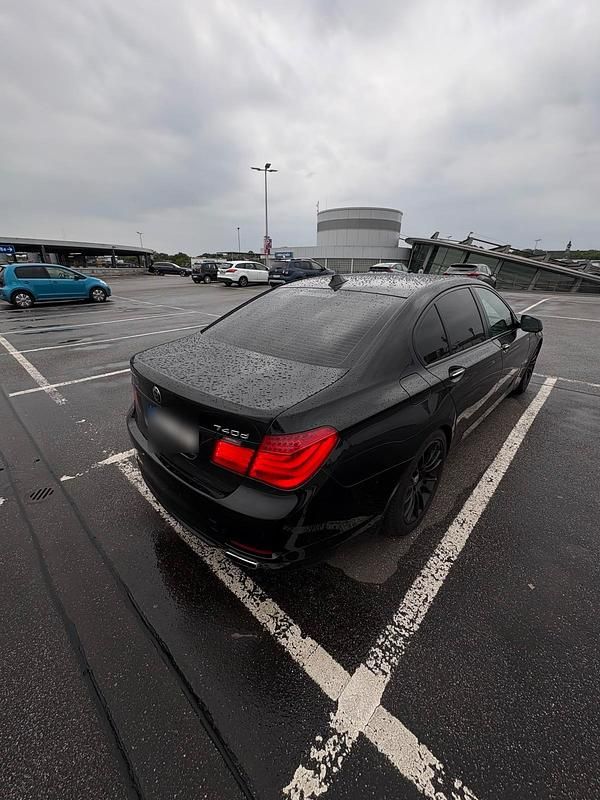 Gebraucht BMW 740 306 PS (225 kW) 2010 Schwarz Limousine