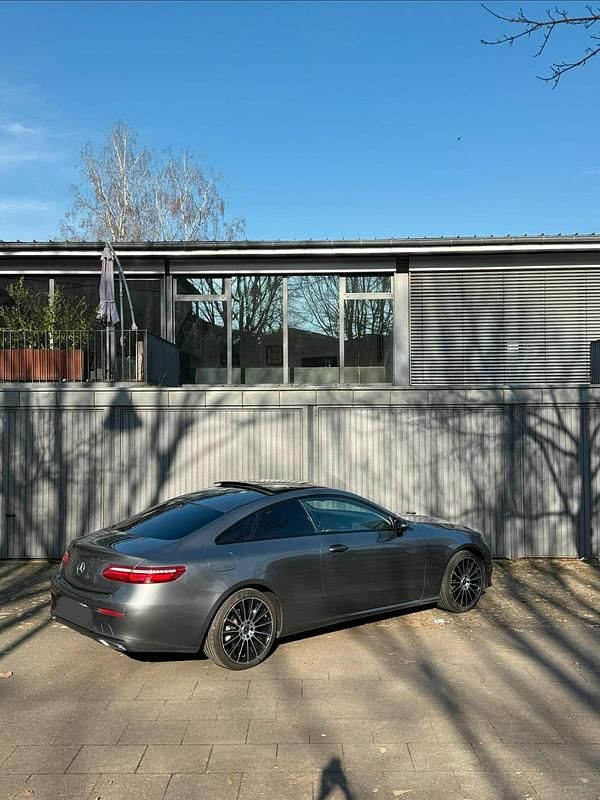 Gebraucht Mercedes E220 Night 194 PS (142 kW) 2019 Grau Coupé