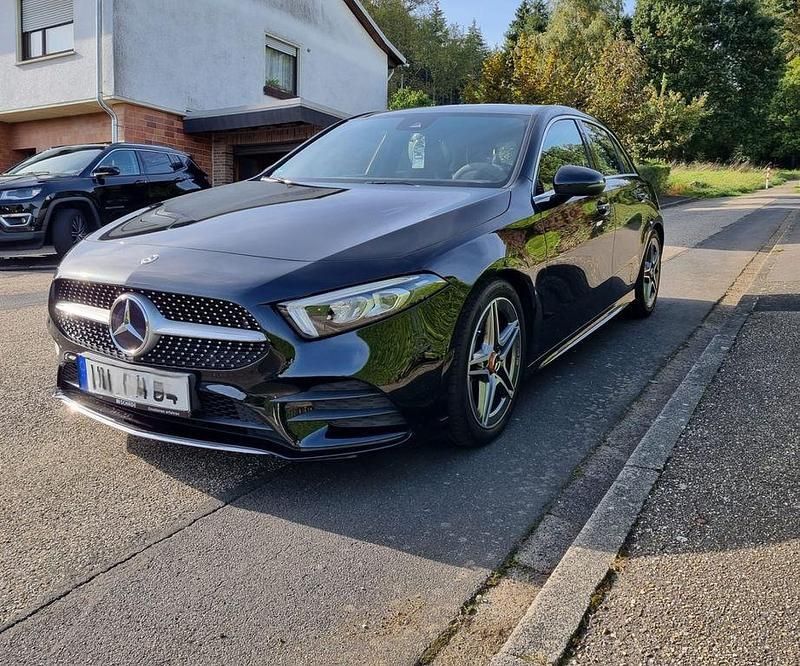 Schwarz Gebraucht 2018 Mercedes A200 AMG line Limousine | 18.900 € (Guter Preis) - Bild 1/4