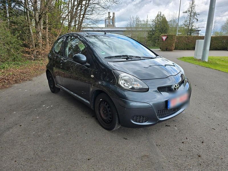 Grau Gebraucht 2009 Toyota Aygo City Kleinwagen | 2.590 € (Fairer Preis) - Bild 1/4