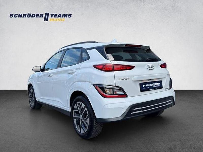 Gebraucht Hyundai Kona Select 100 kW (136 PS) 2023 Weiß SUV