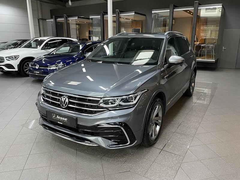 Grau metallic Gebraucht 2022 VW Tiguan Allspace R-line SUV | 35.620 € (Fairer Preis) - Bild 1/4
