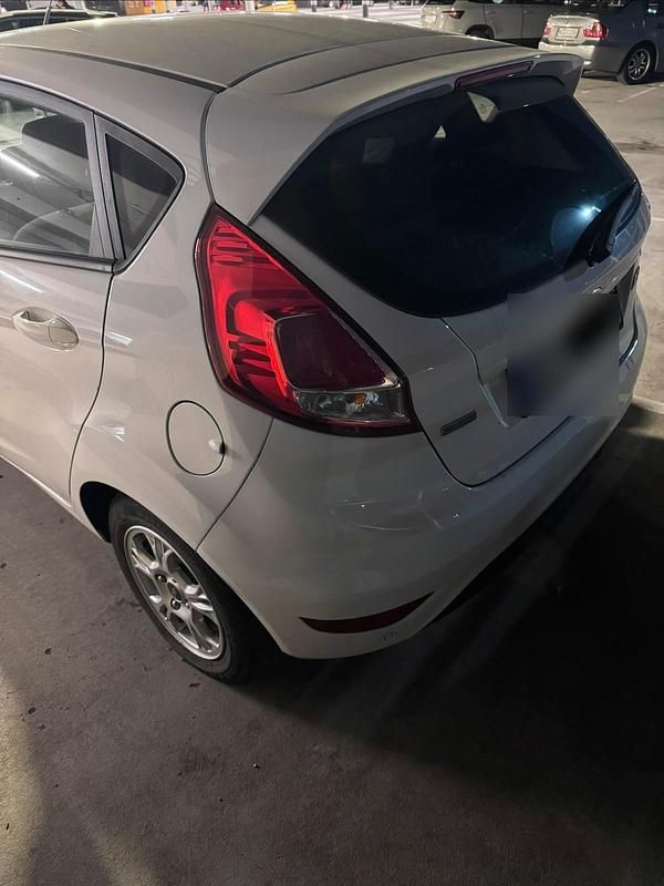 Gebraucht Ford Fiesta 101 PS (74 kW) 2015 Weiß Kleinwagen