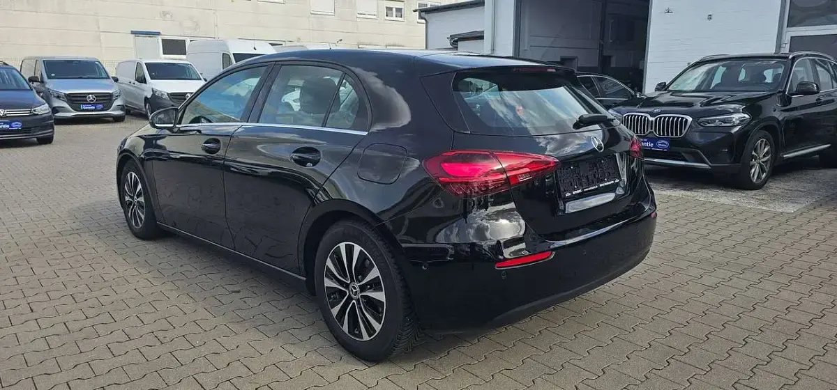 Gebraucht Mercedes A180 116 PS (85 kW) 2025 Nachtschwarz  unilack Kleinwagen