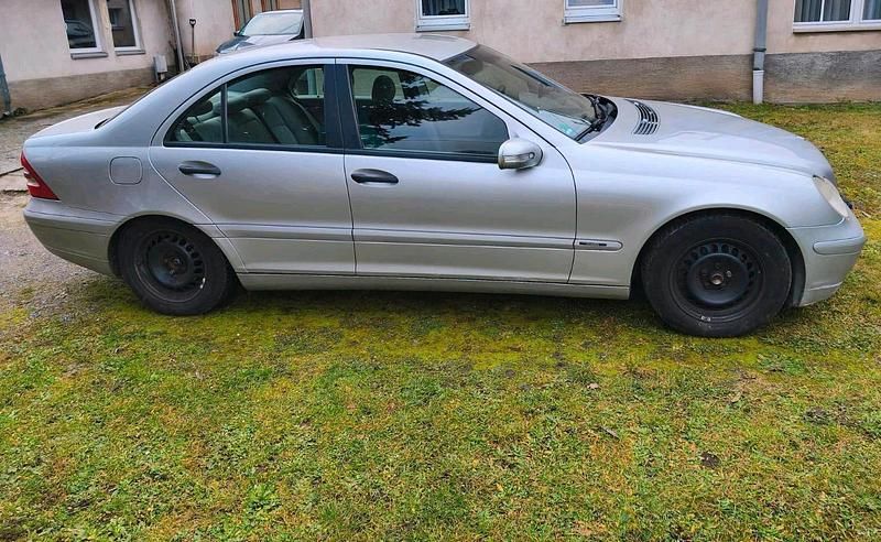 Silber Gebraucht 2002 Mercedes C180 Limousine | 2.700 € - Bild 1/4