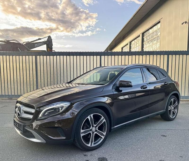 Braun Gebraucht 2016 Mercedes GLA200 SUV | 18.699 € (Fairer Preis) - Bild 1/4