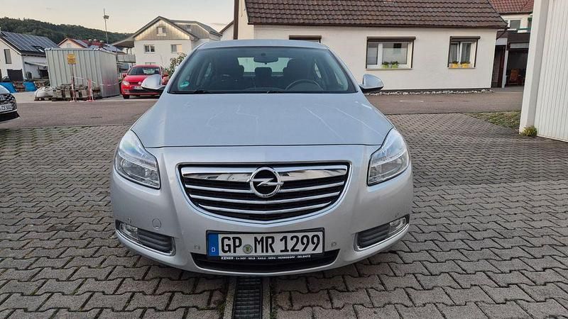 Silber Gebraucht 2011 Opel Insignia Selection Limousine | 6.100 € (Fairer Preis) - Bild 1/4