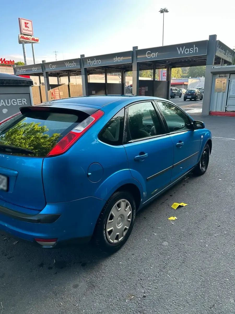 Używany Ford Focus 72 KM (52 kW) 2006 Niebieski Sedan/Limuzyna