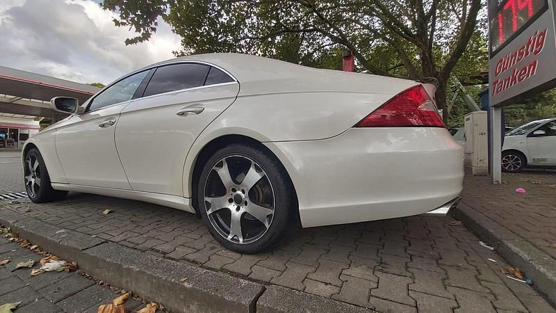 Weiß Gebraucht 2009 Mercedes CLS320 Sport Edition Limousine | 7.400 € (Fairer Preis) - Bild 1/4
