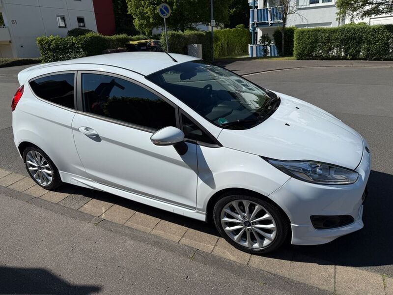 Weiß Gebraucht 2014 Ford Fiesta Cool & Sound Edition Kleinwagen | 6.500 € (Fairer Preis) - Bild 1/4