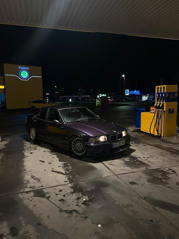 Violet Gebraucht 1996 BMW 323 Sport Line Limousine | 7.500 € (Guter Preis) - Bild 1/4