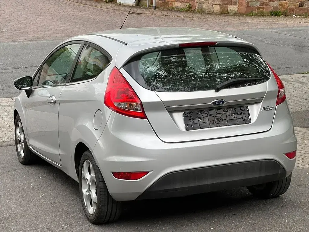 Gebraucht Ford Fiesta Titanium 82 PS (60 kW) 2009 Silber Limousine
