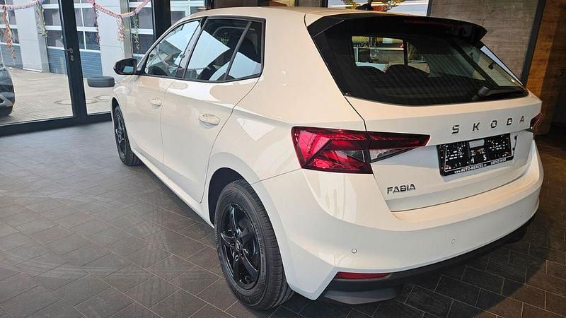 Neu Skoda Fabia Essence 95 PS (69 kW) 2025 Weiß Limousine
