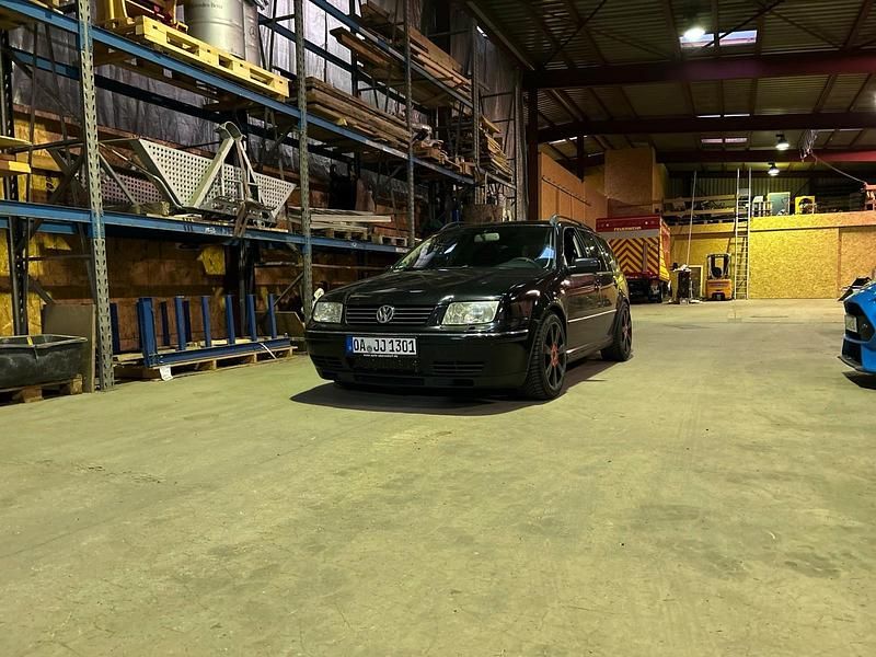 Schwarz Gebraucht 2002 VW Bora Limousine | 3.800 € (Teuer) - Bild 1/4