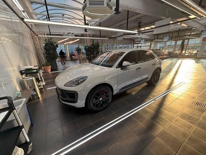 Grau Gebraucht 2022 Porsche Macan GTS SUV | 84.600 € (Etwas zu teuer) - Bild 1/4
