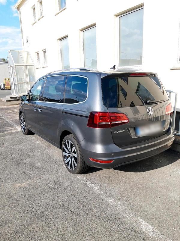 Grau Gebraucht 2017 VW Sharan Van / Kleinbus | 22.500 € (Fairer Preis) - Bild 1/4
