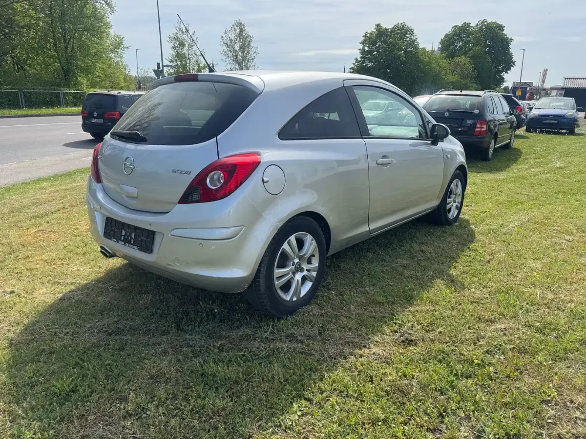 Gebraucht Opel Corsa Satellite 87 PS (63 kW) 2011 Silber Kleinwagen