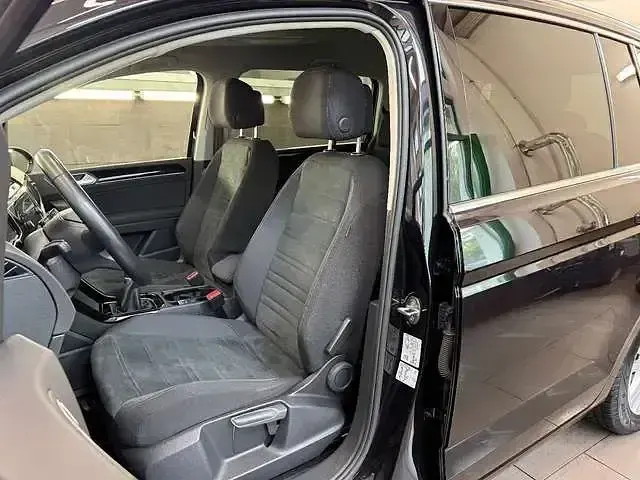 Gebraucht VW Touran Highline 150 PS (110 kW) 2023 Schwarz Van / Kleinbus
