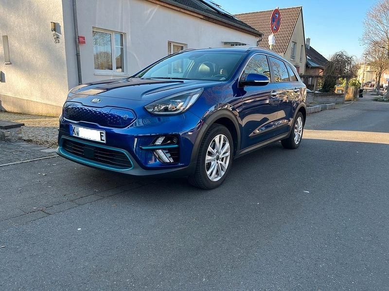 Blau Gebraucht 2021 Kia e-Niro Spirit SUV | 18.900 € (Superpreis) - Bild 1/4