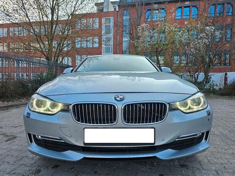 Gebraucht BMW 318 143 PS (105 kW) 2012 Glaciersilber Limousine