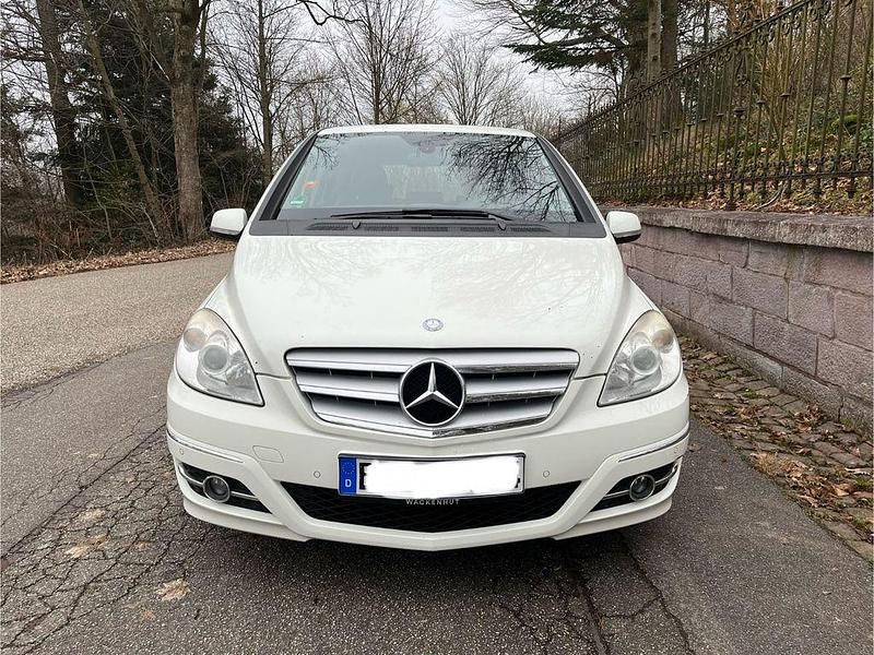 Weiß Gebraucht 2011 Mercedes B200 Van / Kleinbus | 6.450 € (Teuer) - Bild 1/4