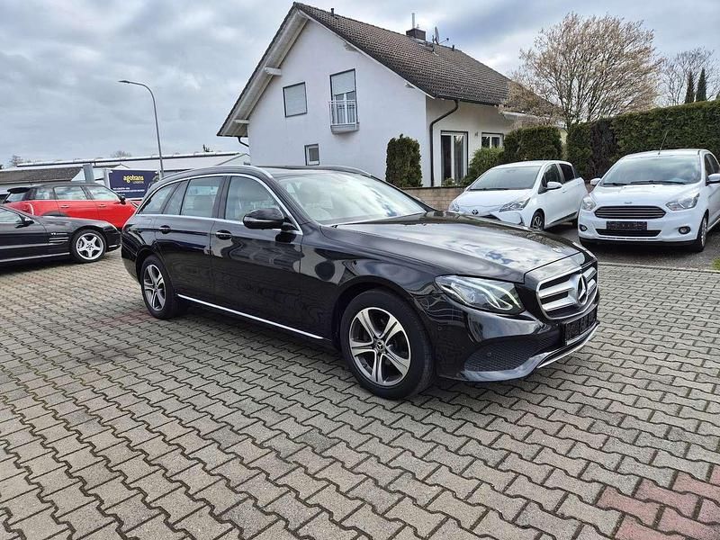 Gebraucht Mercedes E200 184 PS (135 kW) 2018 Obsidianschwarz Kombi
