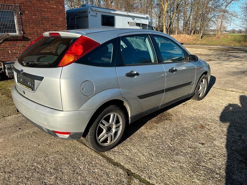 Gebraucht Ford Focus 75 PS (55 kW) 2000 Silber Limousine