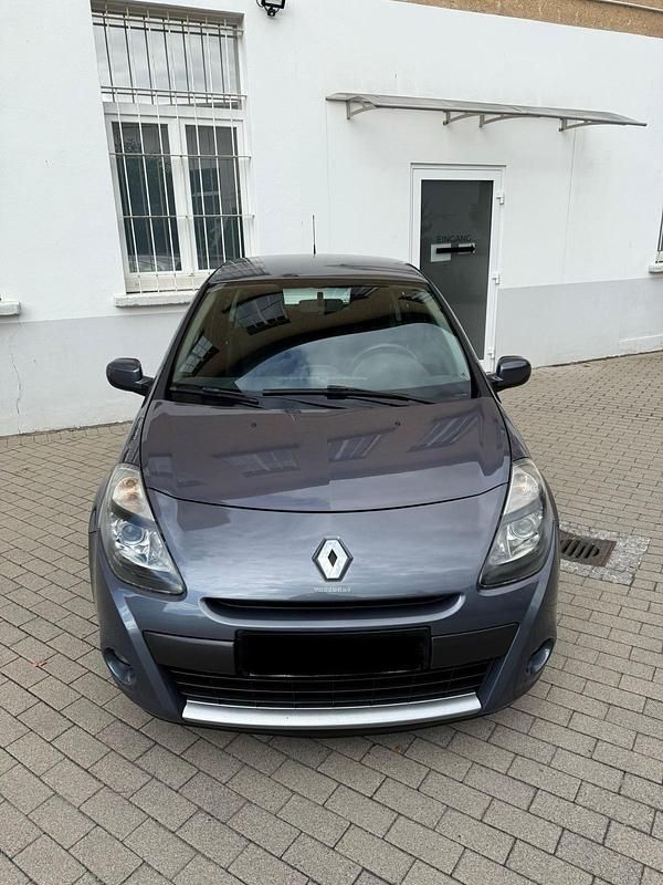 Grau Gebraucht 2009 Renault Clio II Limousine | 3.200 € - Bild 1/4