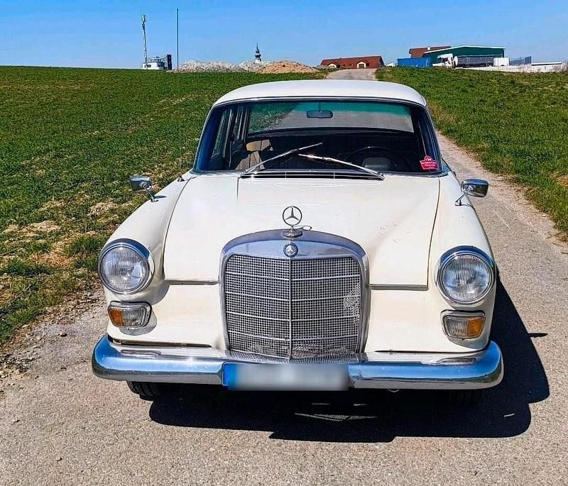 Weiß Gebraucht 1965 Mercedes 200 Limousine | 15.900 € - Bild 1/4