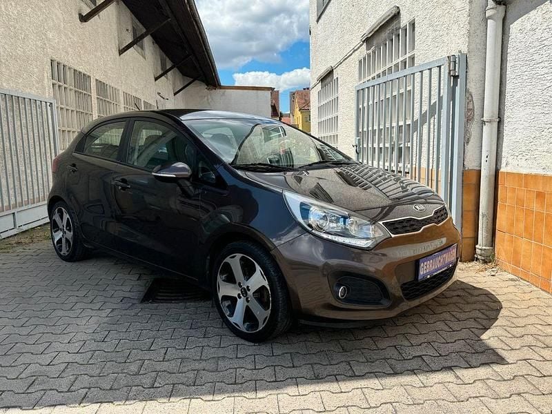 Gebraucht Kia Rio Spirit 109 PS (80 kW) 2013 Braun Limousine