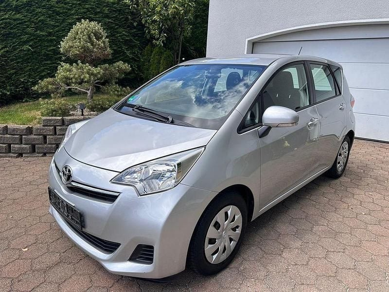 Silber Gebraucht 2011 Toyota Verso-S Life Van / Kleinbus | 10.850 € (Fairer Preis) - Bild 1/4