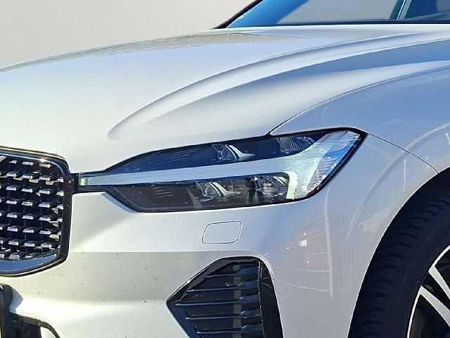Gebraucht Volvo XC60 Plus 197 PS (144 kW) 2022 Crystal white / metallic SUV