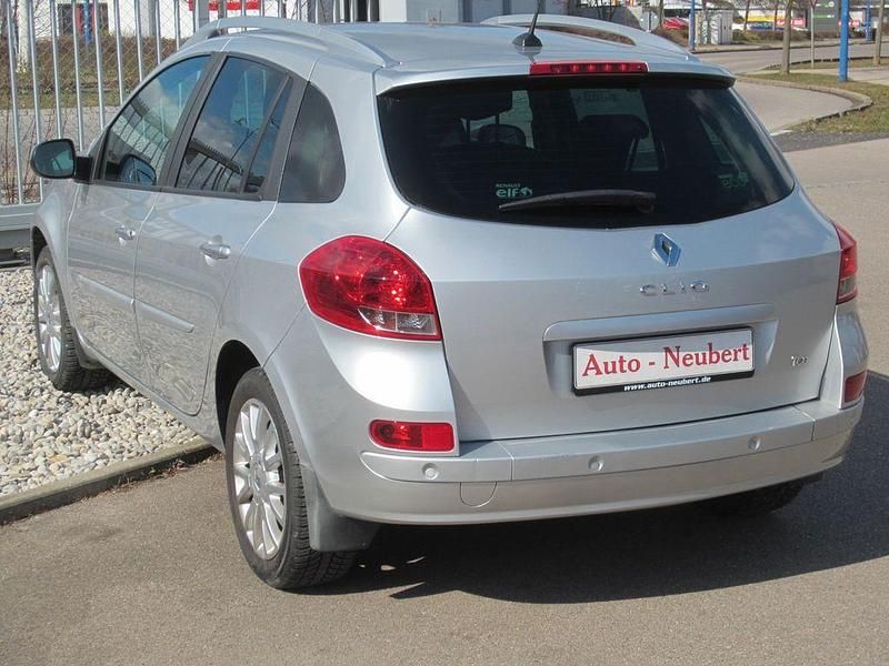 Gebraucht Renault Clio II Luxe 101 PS (74 kW) 2011 Silber Limousine
