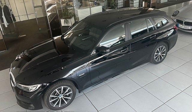 Schwarz Gebraucht 2022 BMW 330e Advantage Kombi | 26.798 € (Superpreis) - Bild 1/4