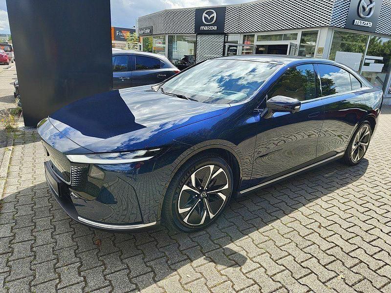 Deep crystal blue Neu 2025 Mazda 6e Takumi-Line Limousine | 41.490 € - Bild 1/4