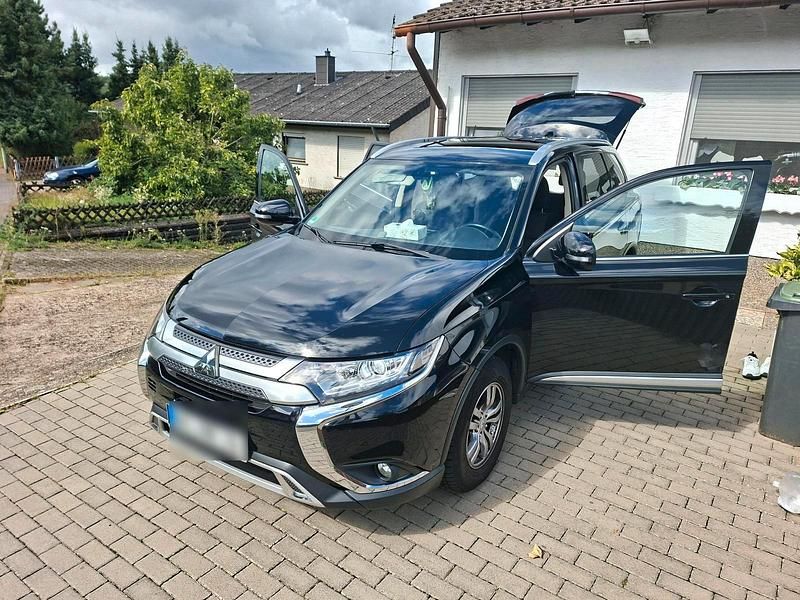 Schwarz Gebraucht 2019 Mitsubishi Outlander Diamant Edition SUV | 11.500 € (Superpreis) - Bild 1/4