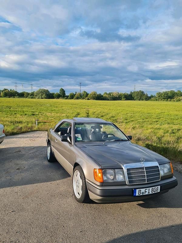 Grau Gebraucht 1987 Mercedes 230 Coupé | 6.700 € - Bild 1/4