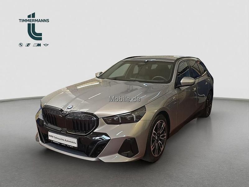 Grau Gebraucht 2024 BMW 520 M Sport Kombi | 57.470 € (Fairer Preis) - Bild 1/4
