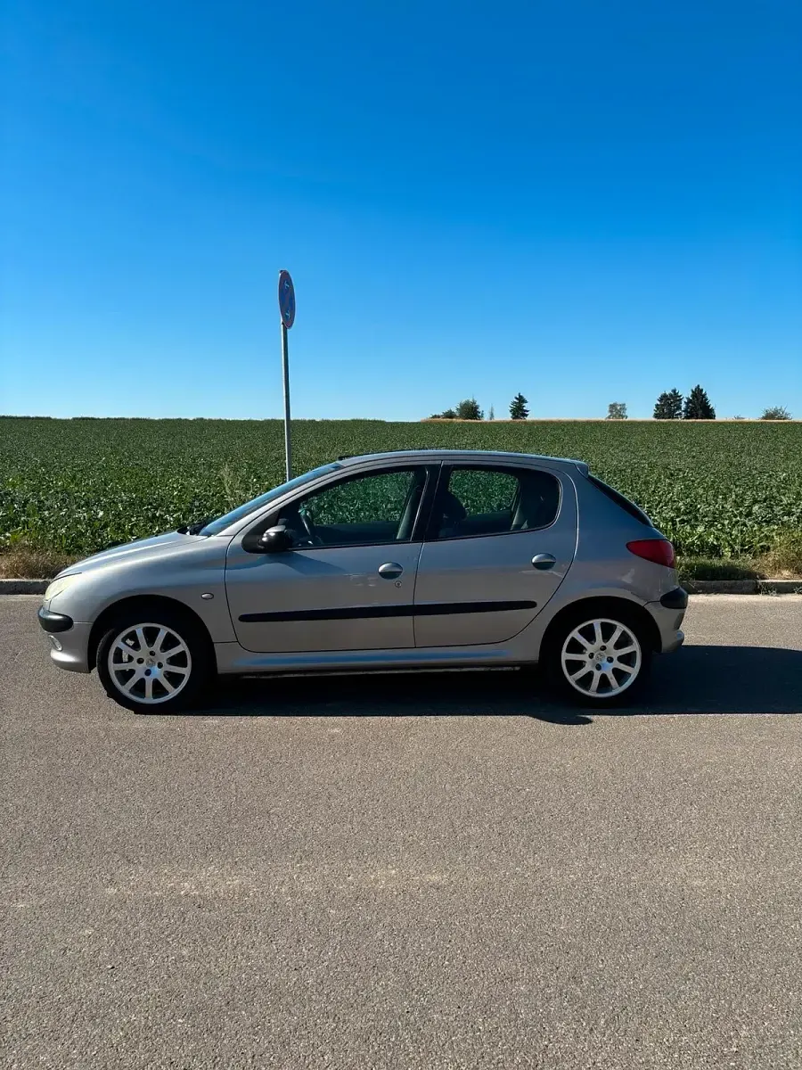 Gebraucht Peugeot 206 75 PS (55 kW) 2003 Silber Limousine