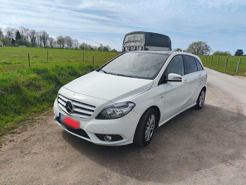 Gebraucht Mercedes B180 122 PS (89 kW) 2012 Weiß Van / Kleinbus