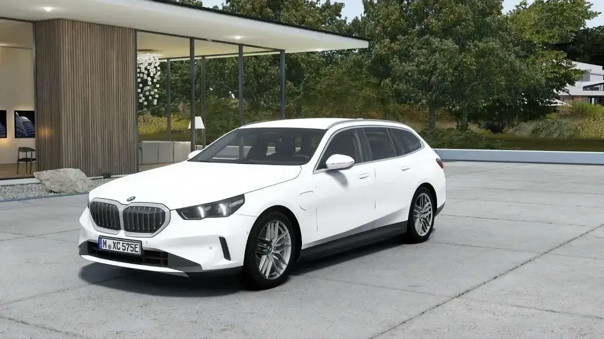 Gebraucht BMW 530e Sport Line 299 PS (219 kW) 2024 Alpinweiß uni Kombi